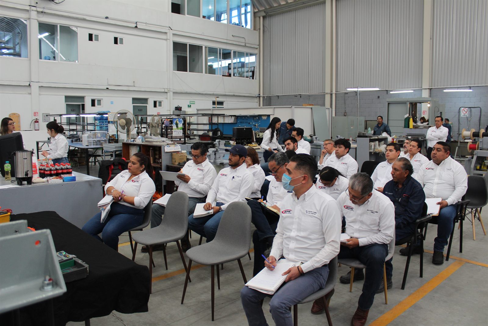 Sesión de capacitación técnica con personal de ingeniería y operación